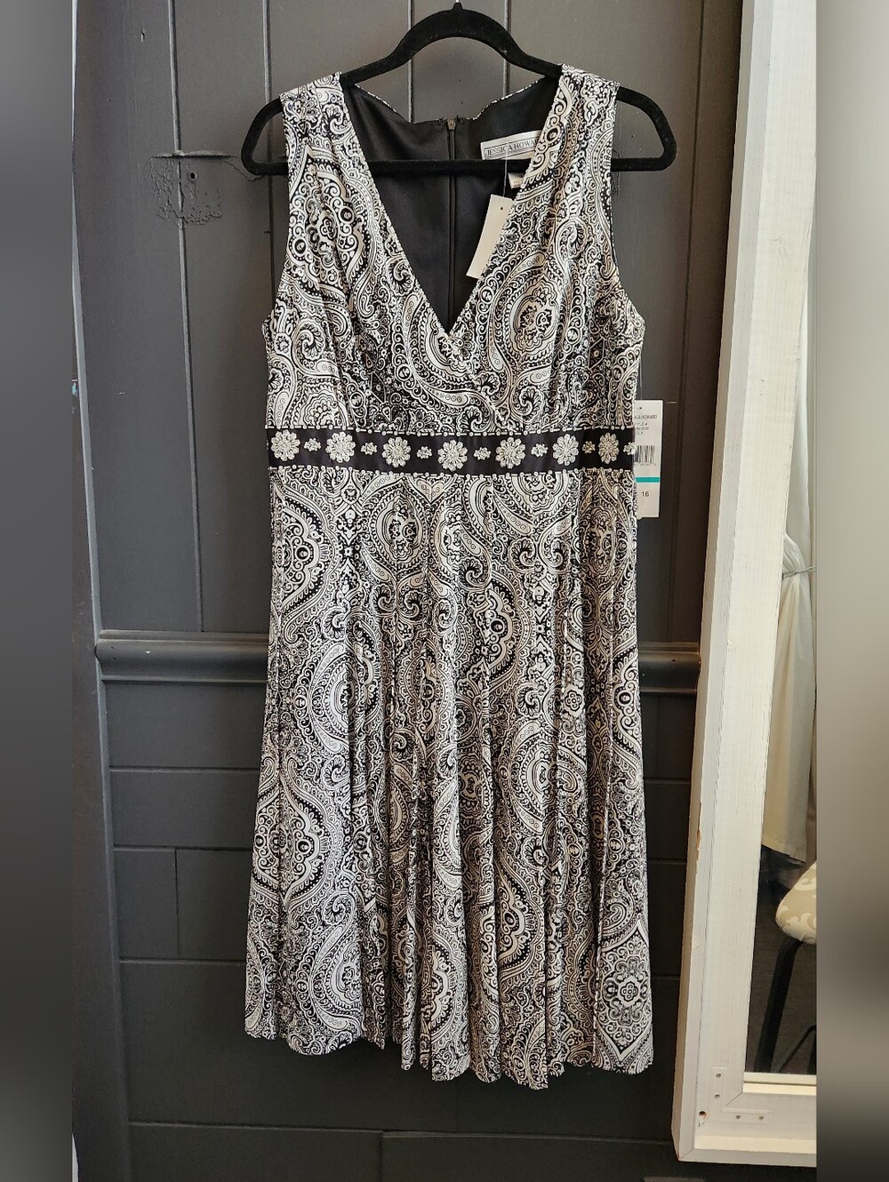Jessica Howard Black and White Sleeveless Dress